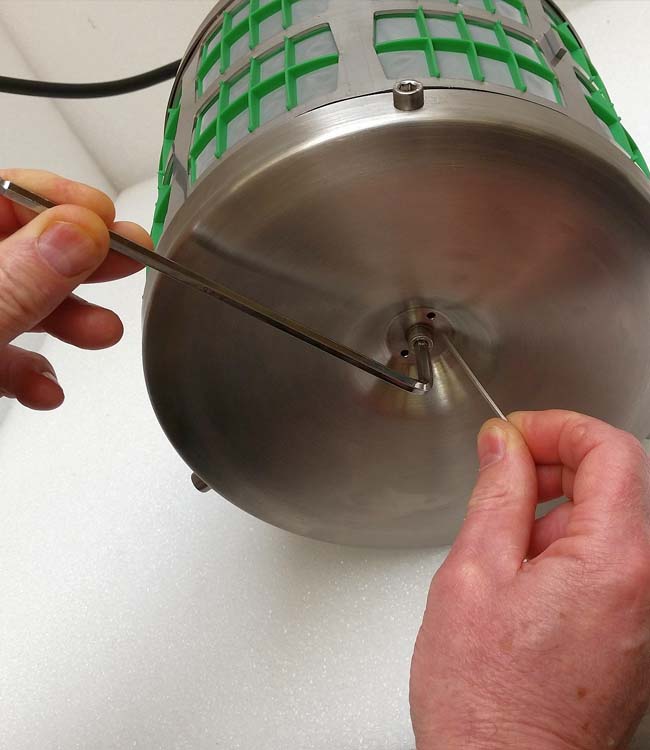 Assembling a filter pump