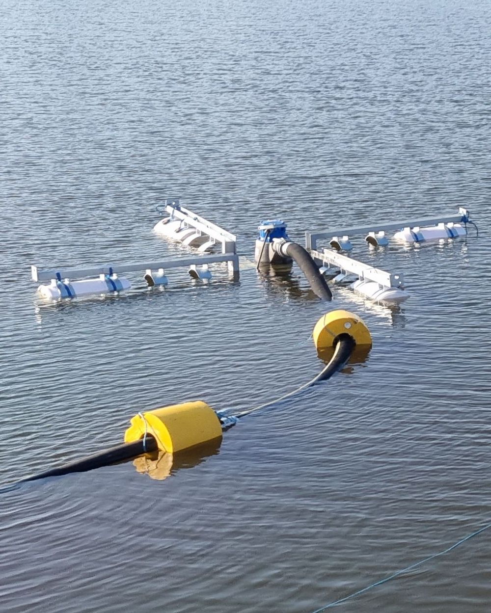 High volume filterpump floating in a lake
